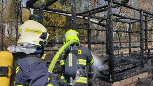 Oheň v Sadově zničil zahradní chatku