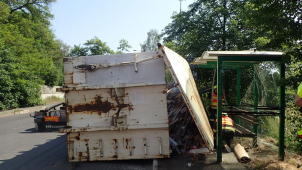 Kontejner spadl z auta přímo na autobusovou zastávku