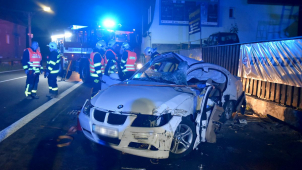 Auto v Bečově narazilo do zdi, pro řidiče musel vrtulník