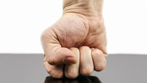 Muž z Nejdku během rodinné hádky napadl kolemjdoucího