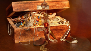 Muž na Sokolovsku okradl příbuznou o šperky