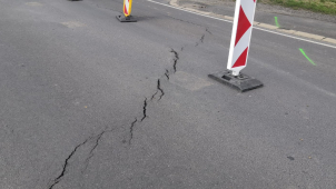 Pokles vozovky uzavřel silnici v karlovarské čtvrti Sedlec