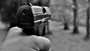 VIDEO: Se zbraní v ruce ohrožoval v baru několik lidí