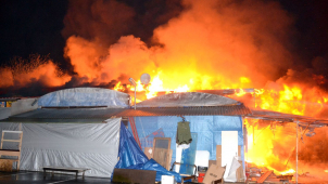 Plameny zničily část tržnice u Chebu