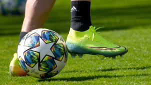 Když fotbal prodlouží sezonu, jak se smlouvami?