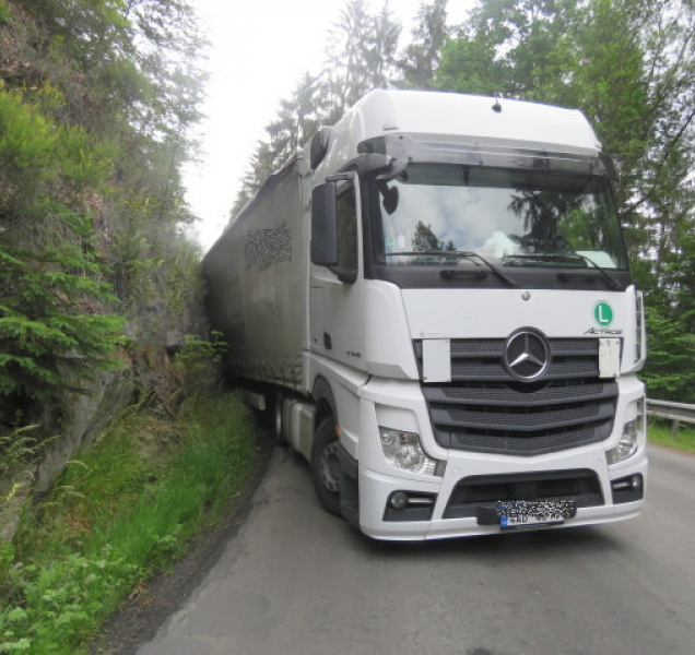 Řidič na Sokolovsku naboural do skály