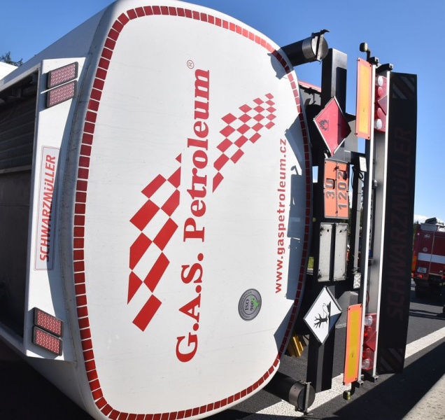 Převrácená cisterna několik hodin blokovala provoz na D6