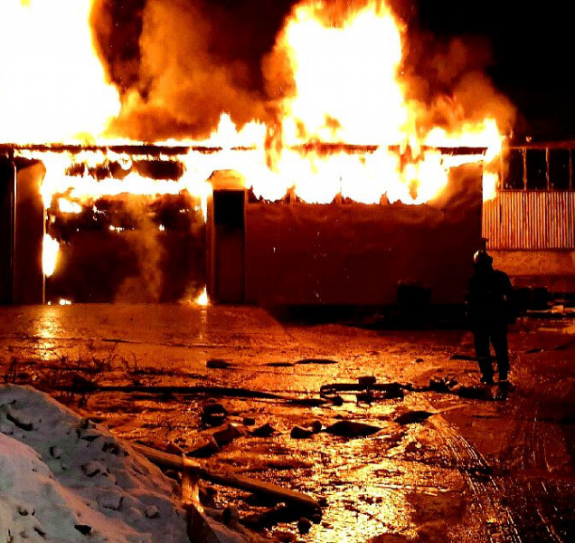 V Aši shořela skladovací hala