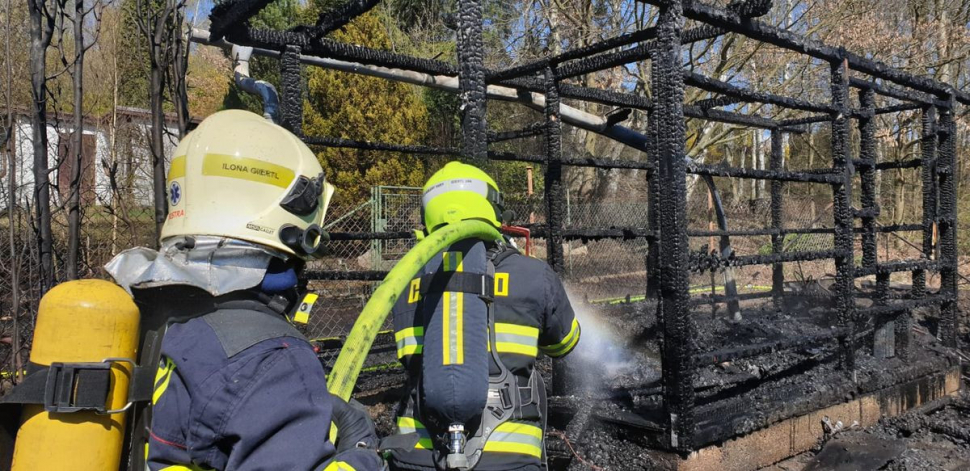 Oheň v Sadově zničil zahradní chatku