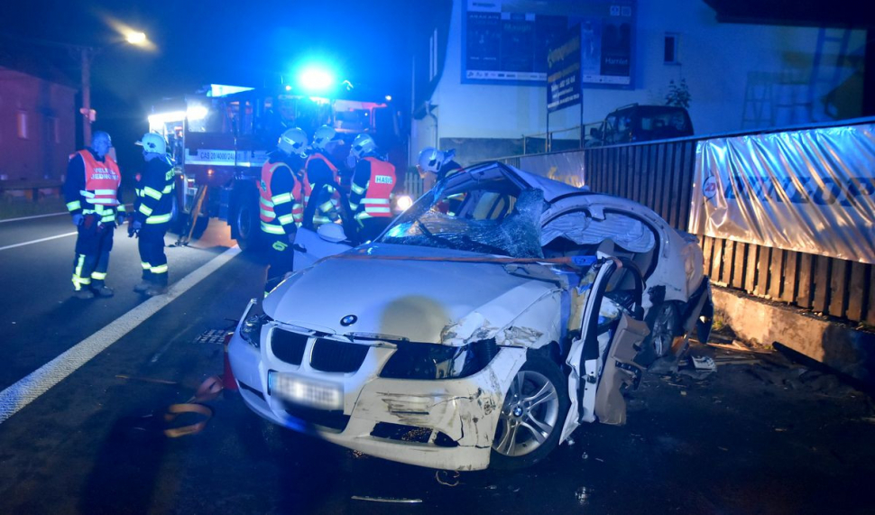 Auto v Bečově narazilo do zdi, pro řidiče musel vrtulník