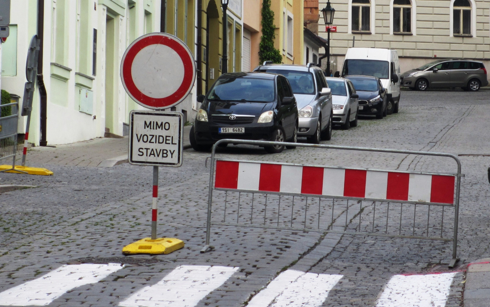 Uzavírek silnic je v kraji stále víc, než dost