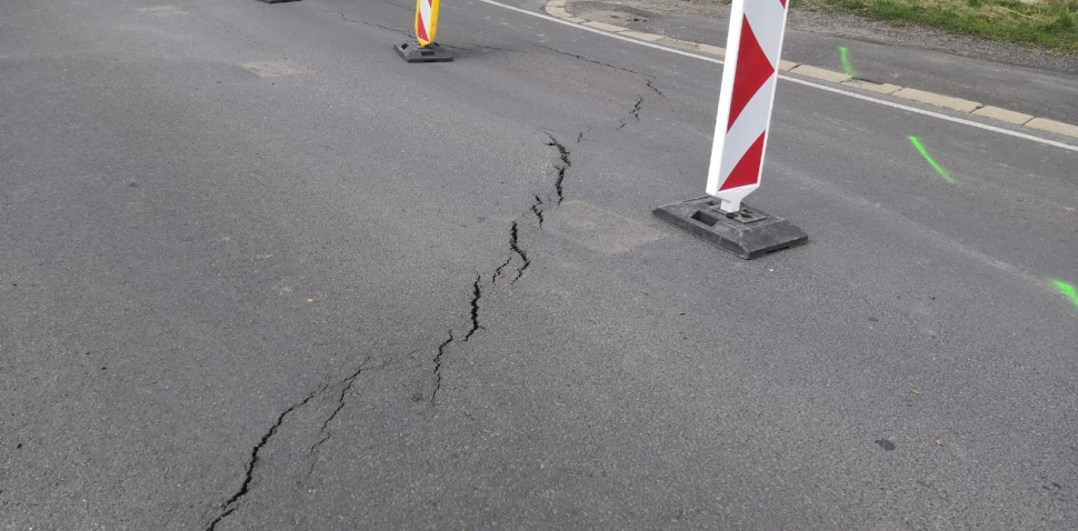 Pokles vozovky uzavřel silnici v karlovarské čtvrti Sedlec