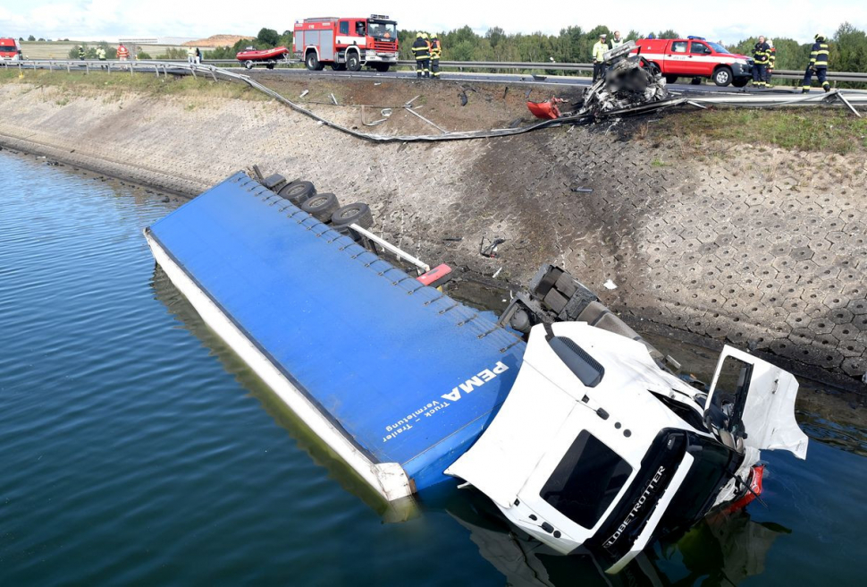 Na hrázi jesenické přehrady narazil osobák do kamionu