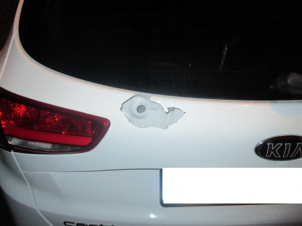 Jednatřicetiletý muž na Karlovarsku poničil auto