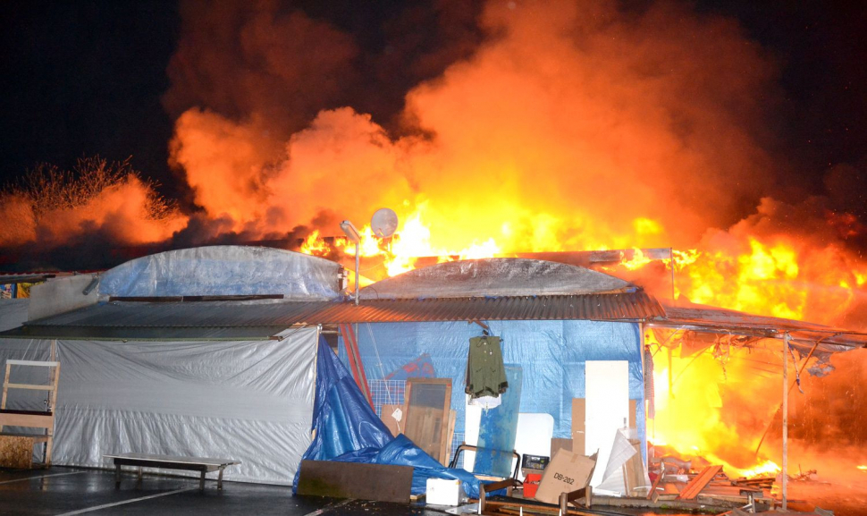 Plameny zničily část tržnice u Chebu